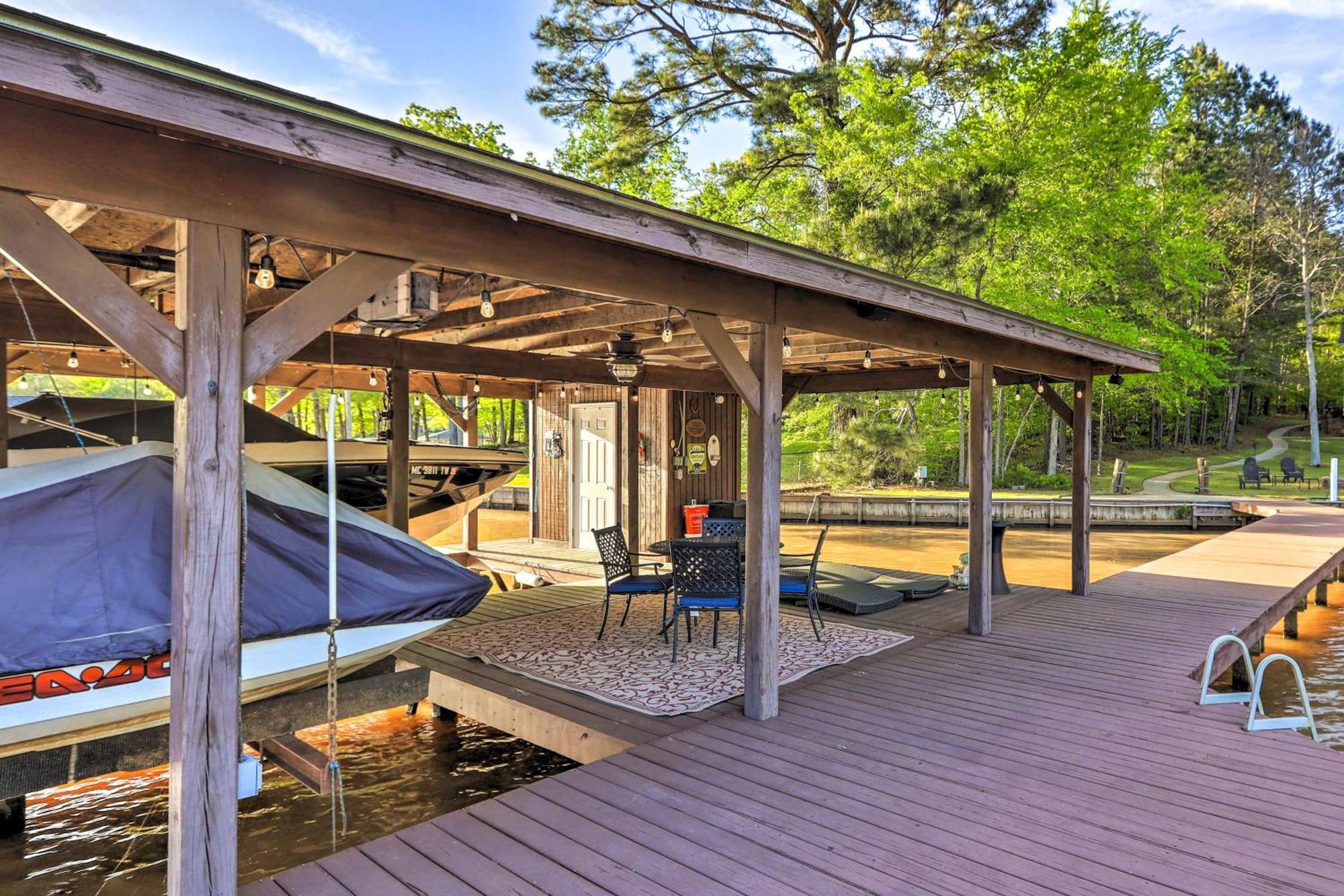 Chic Lake Sinclair Retreat With Dock And Hot Tub! Villa Resseaus Crossroads Exterior photo